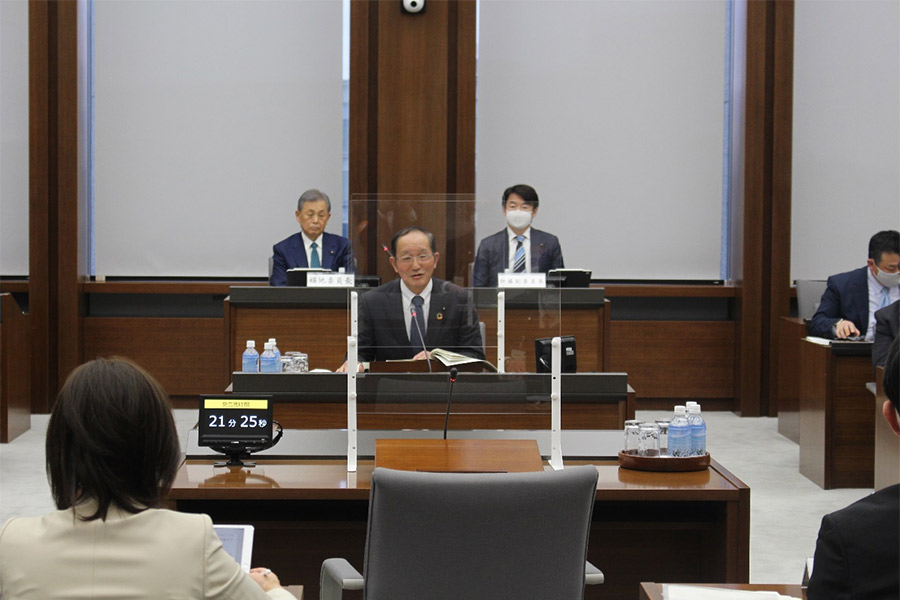 県議会にて