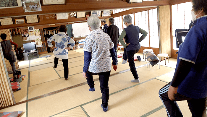 逆井公民館にて:体操指導士さんのお手本に合わせて、皆さん一所懸命取り組んでいます。